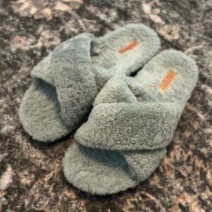 Women’s OluKai Hila Hei Slippers in Sage Green, size 8